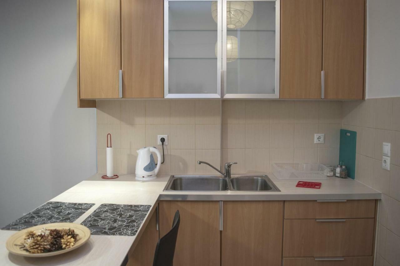 Modern Apartment, Excellent And Vibrant Location!! Athena Bagian luar foto
