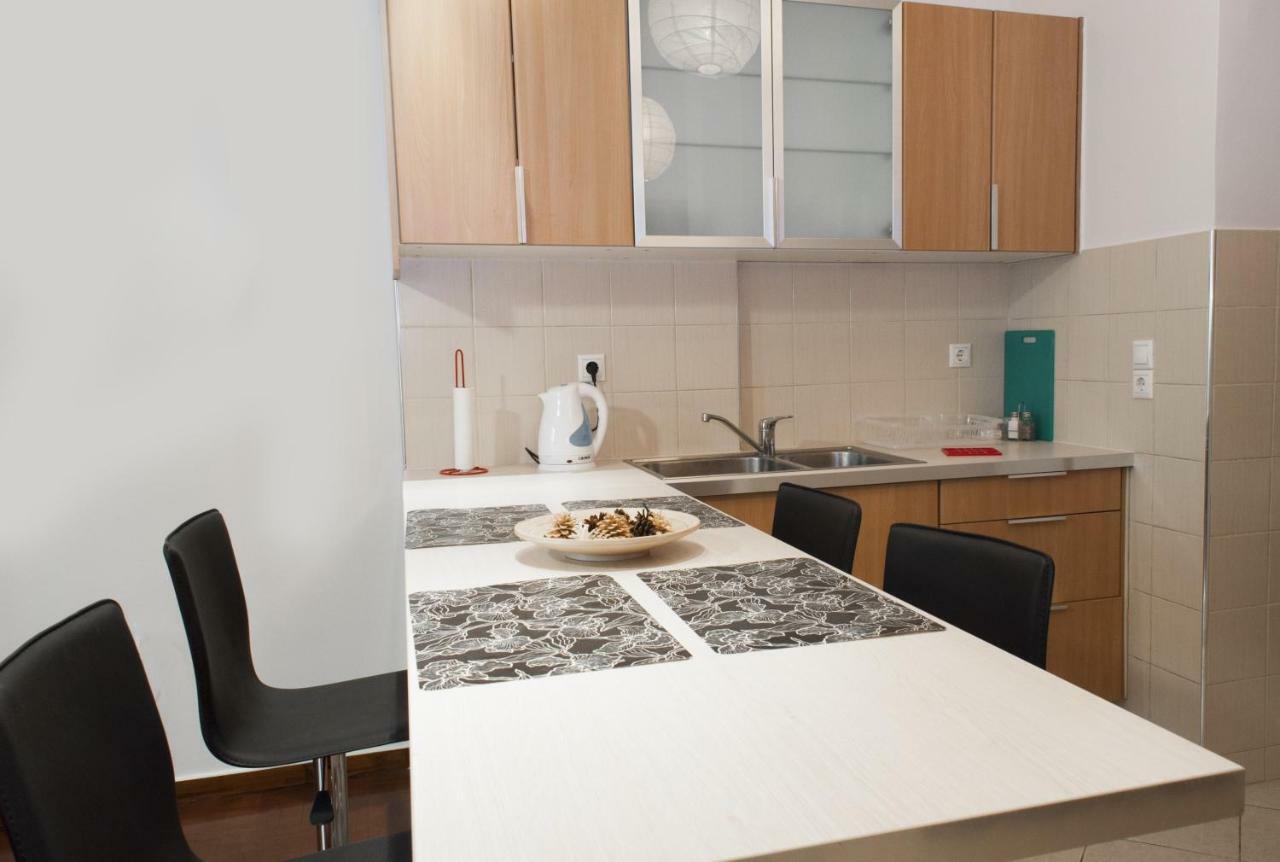 Modern Apartment, Excellent And Vibrant Location!! Athena Bagian luar foto